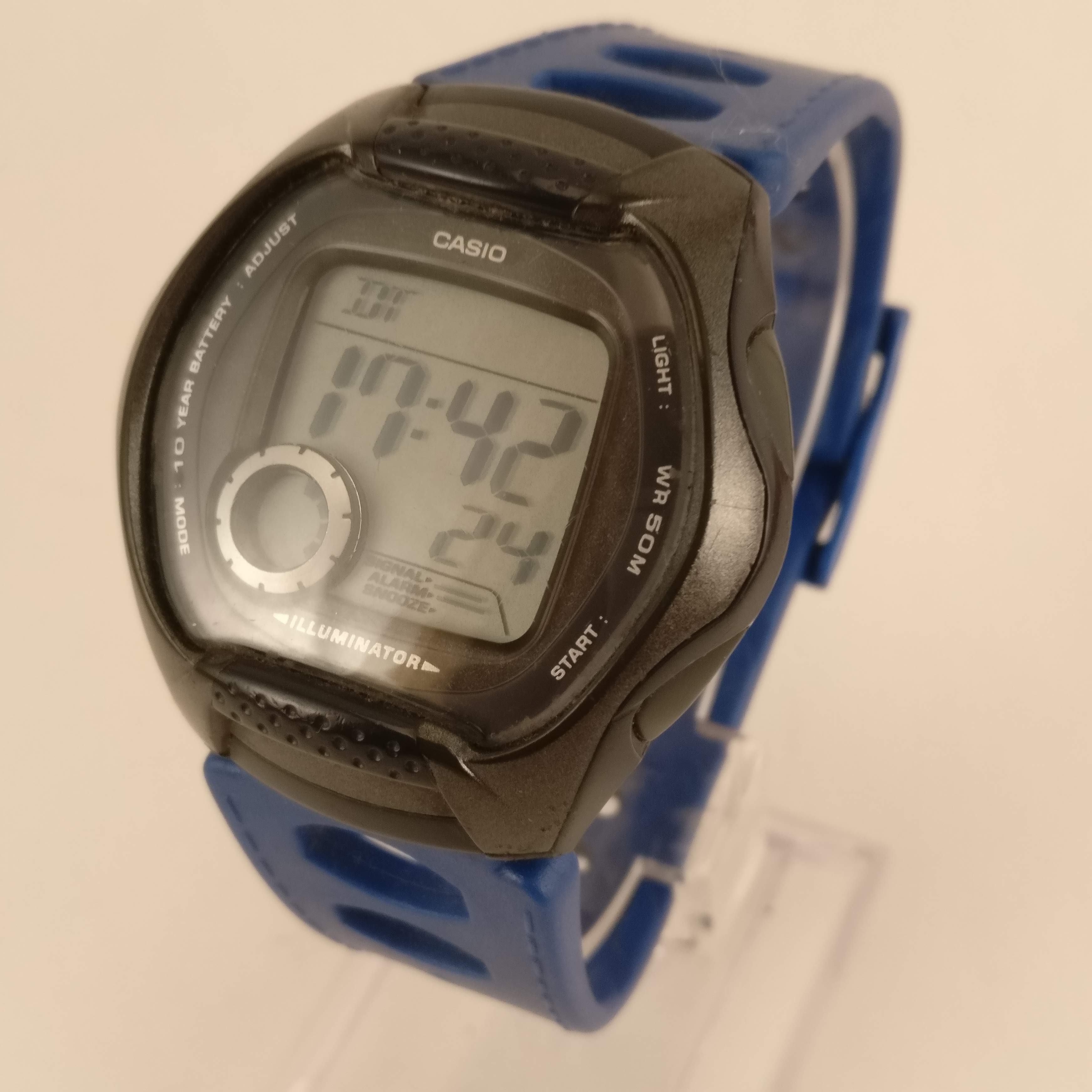Casio W-102 Heren Horloge, Rechterkant
