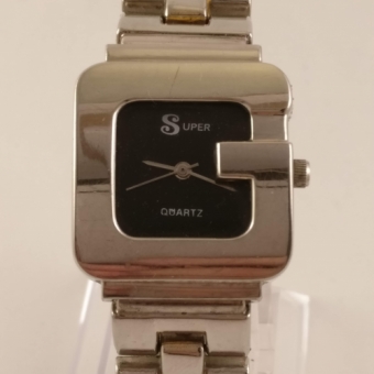 Super Dames Horloge, Voorkant
