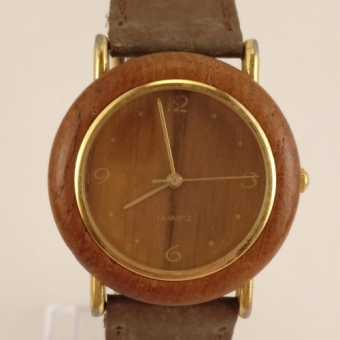 Houten Dames Horloge, Voorkant