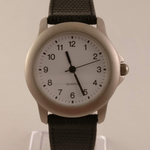 Mat Grijs Horloge, Voorkant