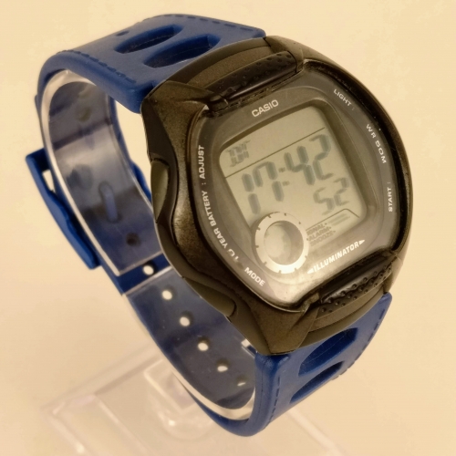 Casio W-102 Heren Horloge, Linkerkant