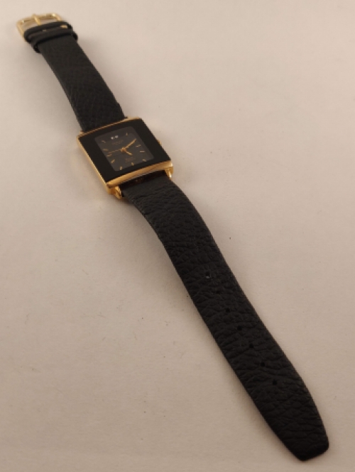 QMAX Rechthoekig Dames Horloge, Zwart met Goud